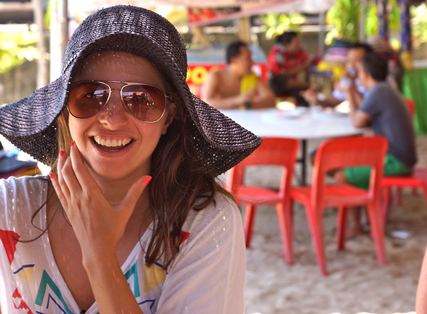 chloe-wigan-beach-clothes-hat-sunglasses